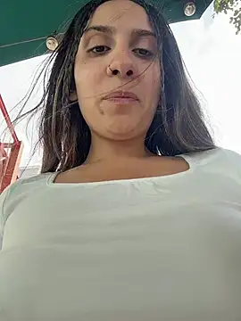 sarah_honey__ (F young) - Off show my boobs in public