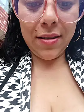 Caroline-17 webcam stripchat model stream image