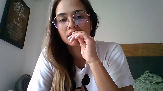 trianabell (F young) - naked and finger in pussy