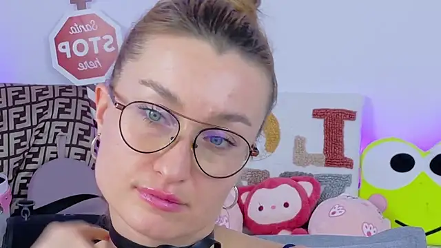 MysticRoxanne webcam