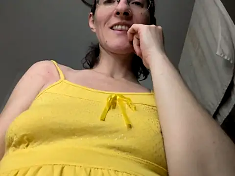 Milky_hairy_mommy webcam