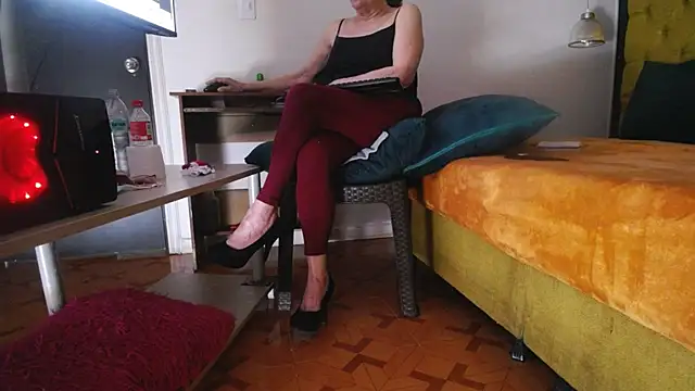 LADY-IN-BLACK webcam