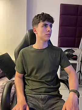 adrianrinaldi (M twink) - completly naked 4u