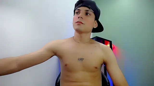 dilan_hott_ (M twink) - cum in public