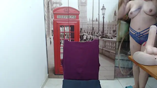 curly_greeneyed webcam