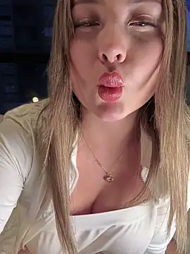 saraferreira (F young) - Show your breasts for the neighbors see