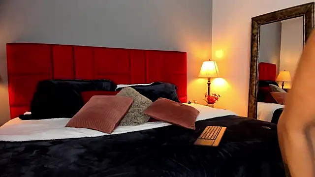 _Nicoletteshea_ webcam