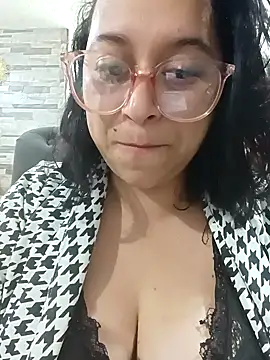 caroline-17 (F young) - Masturbating with a dildo 🥵