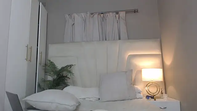 naughtyblackdolie webcam