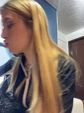 Webcam Model (PrettyAshley_)  is live.Free join now!