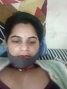 julee-740 (F young) - Full nude in public