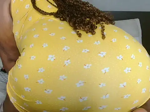 Roundasssquiterxx webcam