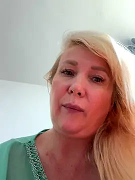 Webcam Model (EmmaInLove23)  is live.Free join now!