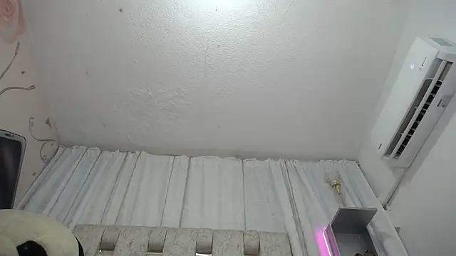 KEYRA-MILLER- webcam