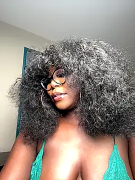 WomanNextdoor1 webcam