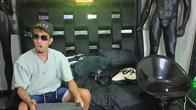 Scoundrel_Room webcam