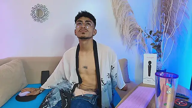 SexyAndresito22 webcam