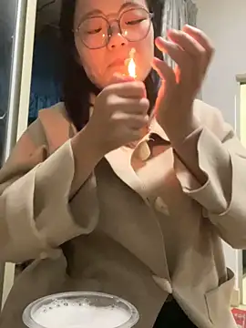 bella0815 (F young) - 在朋友家里吃饭