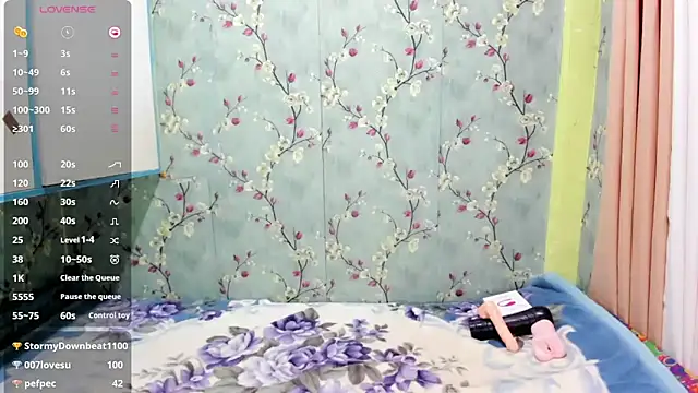 UrHotSexyShine webcam