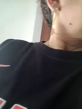 Scarlet_curly webcam