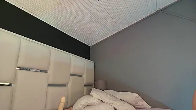 BellaFernandez__ webcam