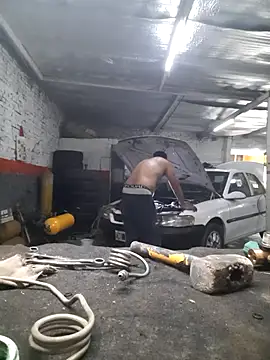 hecwil8 (Ask my age) - Show de masturbacion en el taller mecáni