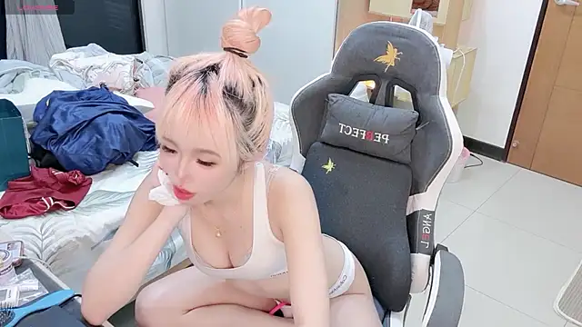 jiajia_0902 (F young) - 手插入穴裡再舔掉