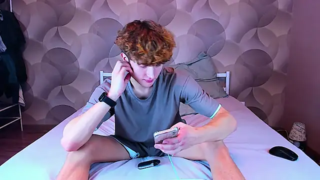 ian_flor (M twink) - STRIP TO UNDERPANTS