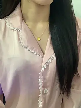 Webcam Model (Jonlie18)  is live.Free join now!