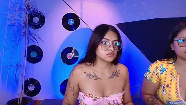 Lilith_and_Khloe webcam