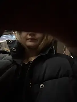 kittyqueeny (F young) - risky pet wet pussy in store front peopl