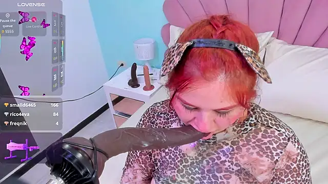 alana_glasses webcam