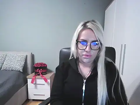 BlondLeyla webcam
