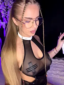 Webcam Model (AubrieleRouj1)  is live.Free join now!