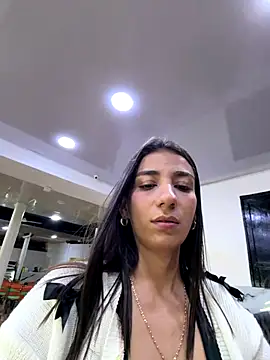 carolina_1111 (F young) - Se masturber avec le luxuriant ici en p