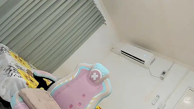 CraveMyCurves webcam