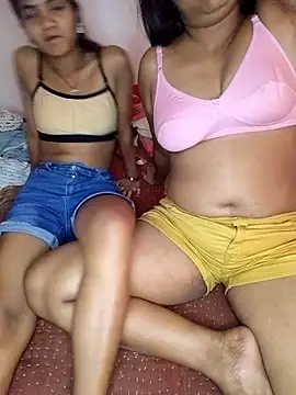 Unique_MomandDau... Live Webcam on Stripchat