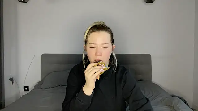 Embersweetbunny webcam