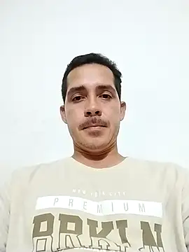 Logan_hetero1 webcam