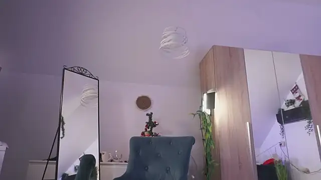 amaliamour (F young) - Tickle my pussy till is getting wet