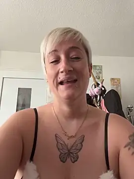 Webcam Model (Rozendefotz)  is live.Free join now!