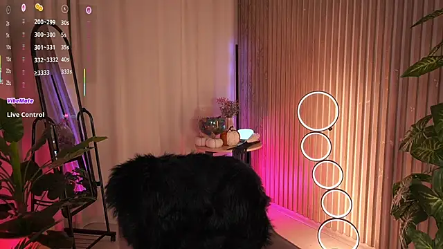 LauraWifeness webcam