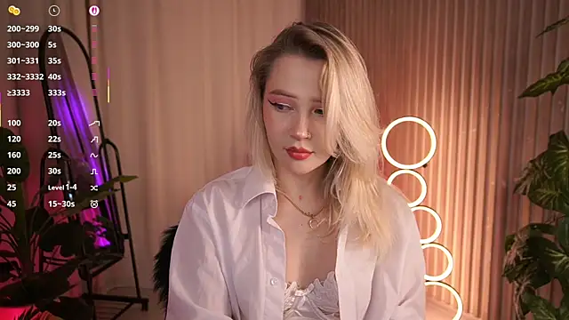 LauraWifeness webcam