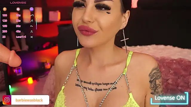 NaomyBlackBarbie webcam