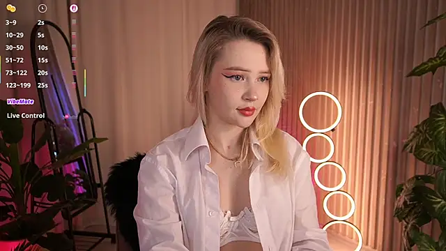 LauraWifeness webcam