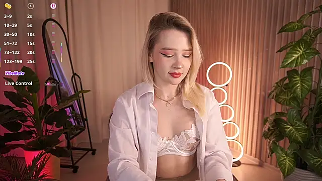 laurawifeness - LauraWifeness's free webcam