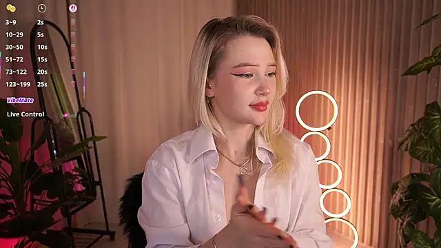 LauraWifeness webcam