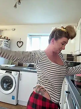 Webcam Model (MimiMaee)  is live.Free join now!