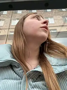 sunny___bunny (F young) - Flash sexy panties next to people