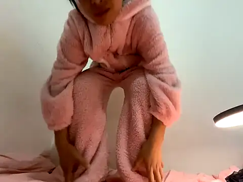 jingjing005 (F teen) - 这里是女儿的直播间，欢迎爸爸